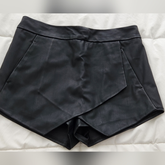 EXPRESS FAUX LEATHER SKORT SIZE 0 - Picture 8 of 8